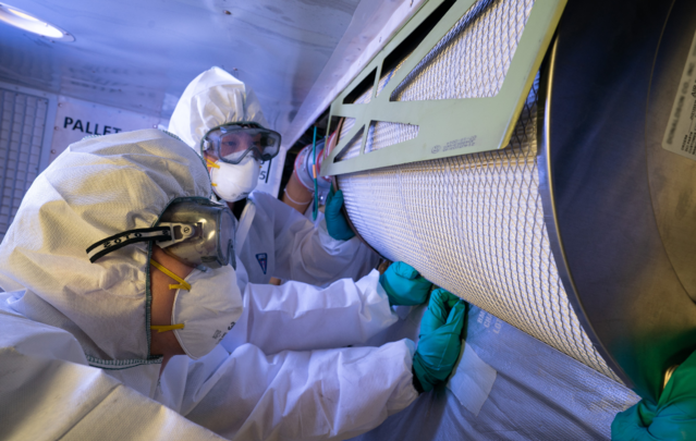 ▲ 기내 소독 작업 중인 직원들 ⓒ 대한항공