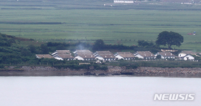 ▲ 27일 강화도에서 바라본 개풍군의 한 마을에서 연기가 피어오르고 있다. 이날 합동참모본부는 최근 발생한 탈북민의 재입북사건에 대해  
