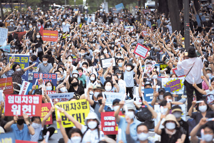 ▲ 부동산 규제 정책을 반대하는 시민들이 지난 25일 서울 중구 예금보험공사에서 촛불을 들고 있다. 
ⓒ 연합뉴스