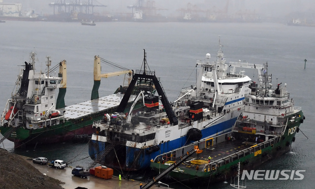 ▲ 국립부산검역소는 부산항에 정박 중인 한 러시아 국적 원양어선의 선원 94명 중 32명이 확진 판정을 받았다고 24일 밝혔다. ⓒ뉴시스