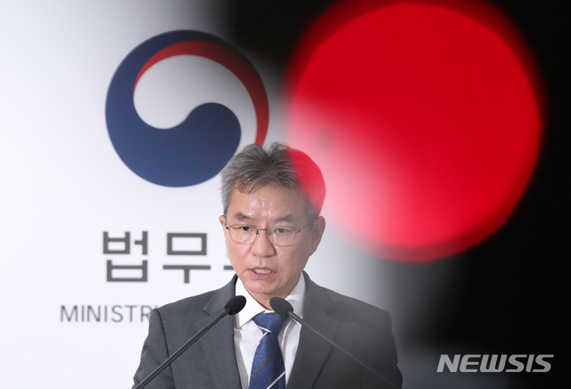 ▲ 김남준 법무·검찰개혁위원회 위원장이 27일 오후 경기 과천시 정부과천청사 법무부 브리핑룸에서 검찰 총장 권한 축소 권고안을 발표하고 있다ⓒ