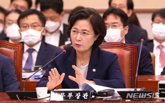 ▲ 추미애 법무부장관이 27일 서울 여의도 국회에서 열린 법제사법위원회 전체회의에서 의원 질의에 답변하고 있다.ⓒ뉴시스