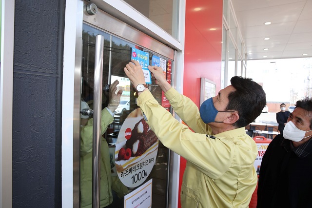 ▲ 이강덕 시장이 ‘자기주도방역 인증제’ 스티커를 부착하고 있다.ⓒ포항시