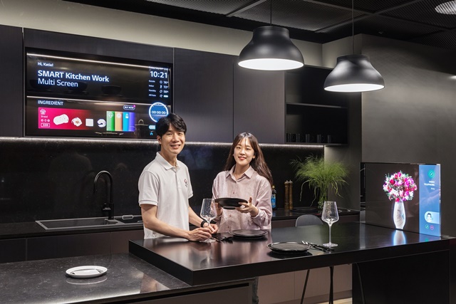 ▲ 식탁 한쪽의 투명 팝업 디스플레이와 싱크대 내부를 들여다볼 수 있는 투명 윈도우 디스플레이가 구현된 스마트 키친의 모습. ⓒLG디스플레이