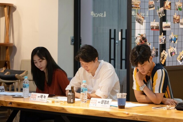 ▲ 뮤지컬 '메리셸리' 테이블 리딩 현장. (왼쪽부터)김려원·에녹·문경초 배우.ⓒ라이브