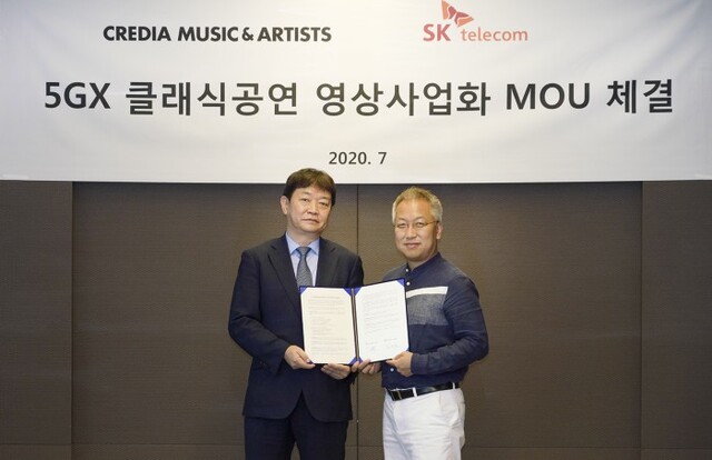 ▲ 김혁 SK텔레콤 5GX 미디어사업그룹장(오른쪽)과 크레디아 정재옥 회장.ⓒ크레디아
