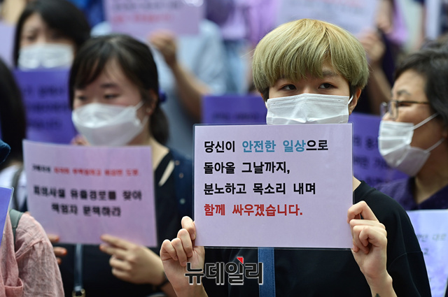 ▲ 28일 오전 서울시청 앞에 모인 한국여성의전화와 한국성폭력상담소 등 8개 단체 운동가들과 시민 등 100여명은 박 전 시장 성추행 의혹과 서울시 관계자들의 방조 의혹에 분노하며 