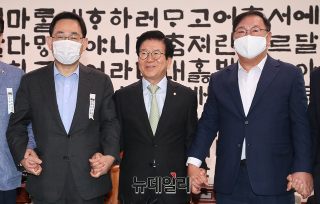 ▲ 박병석 국회의장과 여야 원내대표가 28일 오전 국회 의장실에서 정례회동에 앞서 기념촬영을 하고 있다. (왼쪽부터 주호영 미래통합당 원내대표, 박병석 국회의장, 김태년 더불어민주당 원내대표).ⓒ이종현 기자