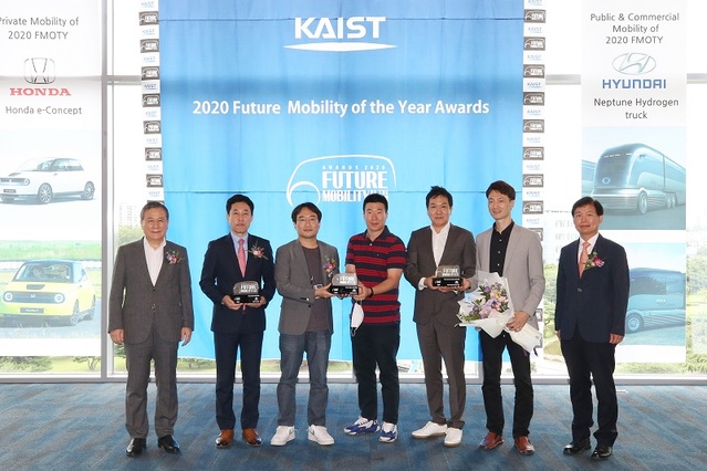 ▲ 28일 KAIST 대전 본원에서 열린 `2020 퓨처 모빌리티 상’시상식에서 신성철 총장(왼쪽)과 수상자들이 기념촬영을 하고 있다. ⓒ KAIST