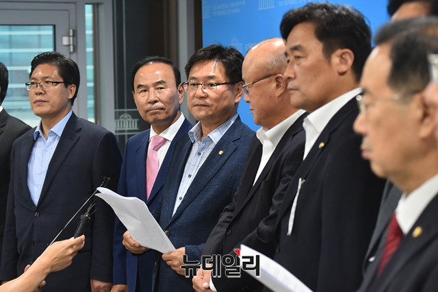 ▲ 더불어민주당이 기재위, 국토위 등 일부 상임위에서 부동산 관련 법안 통과를 강행한 가운데, 국토위 소속 야당 의원들이 28일 오후 기자들과 만나 여당의 독주를 비판하고 있다. ⓒ이종현 기자