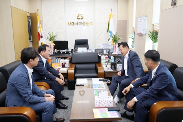 ▲ 성주군의회 후반기 의장단은 지난 24일부터 27일까지 3일간 유림단체, 유관기관, 지역 주간지, 10개 읍·면 등 지역기관을 잇달아 방문해 본격적인 의정활동을 시작했다.ⓒ성주군