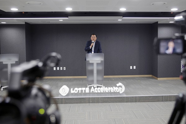 ▲ 황각규 롯데지주 부회장이 28일 온라인으로 생중계된 액셀러레이터 엘캠프 데모데이에서 축사를 하고 있다. ⓒ롯데