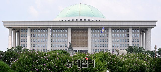 ▲ 176석의 더불어민주당이 28일국회 상임위원회를 일방적으로 열고 부동산 관련 법안13건을 졸속 의결했다. ⓒ정상윤 기자