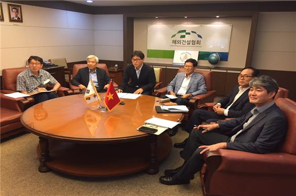 ▲ 해외건설협회가 지난 28일 응우엔 히엡 베트남 건설협회 회장과 화상회의를 개최했다.ⓒ해외건설협회