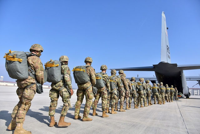 ▲ 미육군 제173공수여단 장병들이 훈련을 위해 C-130 허큘리스 수송기에 타고 있다. 한국에도 제173공수여단 예하 부대가 주둔 중이다. ⓒ미육군 제8군 공개사진.