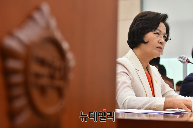 ▲ 추미애 법무부 장관이 27일 오전 국회에서 열린 법제사법위원회 전체회의에서 참석해 더불어민주당 의원들의 질문에 답하고 있다. ⓒ이종현 기자