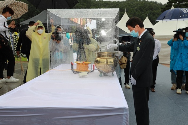 ▲ 진영 행안부장관이 29일 충북 영동 노근리평화공원에서 열린 제70주년 노근리사건 기념식에서 분향을 하고 있다.ⓒ충북도