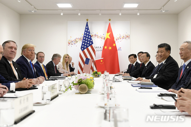 ▲ 도널드 트럼프 미 대통령(왼쪽 2번째)이 2019년 6월 29일 일본 오사카에서 시진핑(習近平) 중국 국가주석(오른쪽 2번째)과 양국 대표단과 함께 정상회담을 열고 있다. ⓒ뉴시스