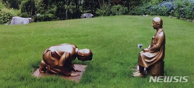 ▲ 논란이 되고 있는 한국자생식물원 내 '영원한 속죄'상. ⓒ뉴시스. 무단전재 및 재배포 금지.