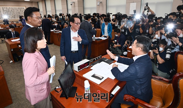 ▲ 29일 열린 국회 법제사법위원회에서 윤호중 법사위원장에게 소위 구성을 제안하는 미래통합당 법사위원들. ⓒ권창회 기자