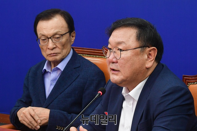 ▲ 김태년 더불어민주당 원내대표를 비롯한 민주당 소속 의원들이 29일 부동산 과열의 책임을 박근혜 정부와 새누리당 탓으로 돌렸다. ⓒ권창회 기자