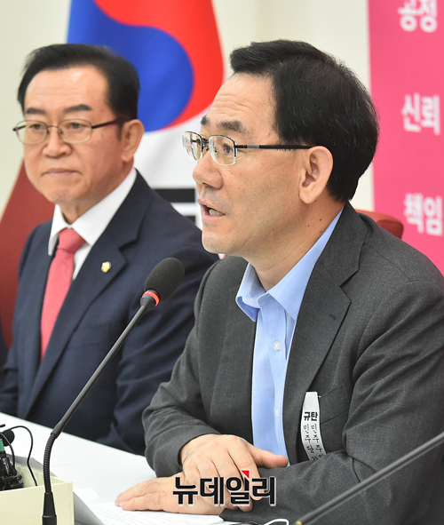 ▲ 주호영 미래통합당 원내대표가 29일 오후 국회에서 부동산대책 관련 긴급 기자회견을 하고 있다. 왼쪽은 이종배 통합당 정책위의장. ⓒ이종현 기자