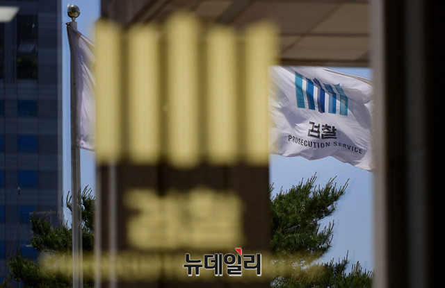 ▲ 서울중앙지검 소속 현직검사가 29일 내부 통신망에 검찰개혁위원회의 권고안에 대해 공개 비판글을 올리면서 서초동에 반발 기류가 확산될 것으로 전망된다. ⓒ정상윤