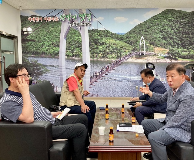 ▲ 신태혁(오른쪽) 괴산군 농업건설국장이 29일 긴급 기자간담회를 열어 2022 세계유기농엑스포 국제행사 보류에 대한 입장을 밝히고 있다.ⓒ괴산군