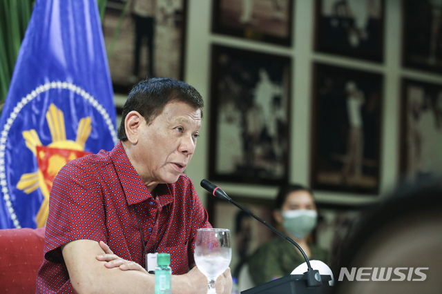 ▲ [마닐라=AP/뉴시스] 로드리고 두테르테 필리핀 대통령. 두테르테 대통령은 27일(현지시각) 우한코로나 백신을 중국에 요구하며, 미중간 남중국해 갈등에서 발을 빼겠다는 취지로 국회에서 연설했다.ⓒ뉴시스