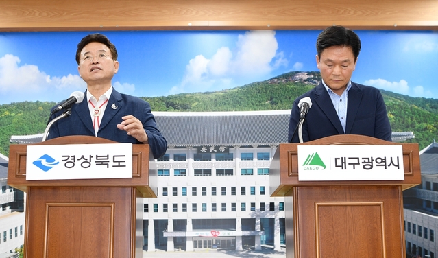 ▲ 이철우(왼쪽) 경북도지사가 29일 오후 도청 브리핑룸에서 무산위기에 처한 대구경북통합신공항 이전 부지 신청과 관련해 막판 군위군의 대승적 결단을 촉구했다. 오른쪽은 김진상 대구시통합신공항추진본부장.ⓒ경북도