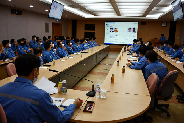 ▲ 포항제철소에서 진행된 선강부문 QSS 개선리더 과제 킥오프 행사에서 포항제철소 임직원들이 개선과제 추진계획을 살펴보고 있다.ⓒ포항제철소
