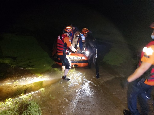 ▲ 진천군 초평면 용정리 초평천에서 낚시를 하다 고립됐던 30명이 30일 폭우에 고립됐다 구조됐다.ⓒ진천소방서