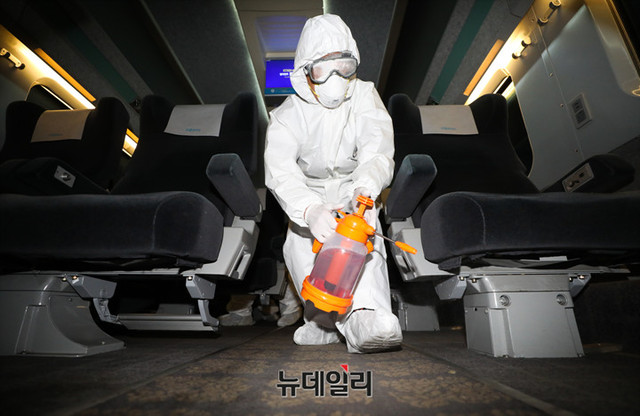 ▲ 한국철도공사(코레일) 방역 작업원들이 3월 4일 오전 서울역 승강장에 정차된 KTX 객실 내부에서 코로나19(중국우한폐렴) 대응을 위한 방역작업을 하고 있다. ⓒ이기륭 기자