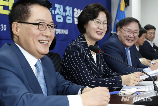 ▲ 박지원(왼쪽부터) 국정원장, 추미애 법무부 장관, 김태년 더불어민주당 원내대표가 30일 서울 여의도 국회의원회관에서 열린 국민을 위한 권력기관 개혁 당정청 협의에서 대화하며 밝게 웃고 있다. ⓒ뉴시스