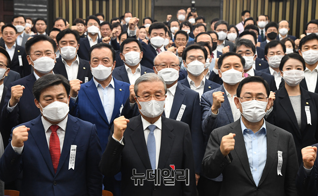 ▲ 김종인 미래통합당 비상대책위원장과 주호영 원내대표 등 소속 의원들이 30일 오전 국회에서 열린 의원총회에서 정부 여당 규탄 구호를 외치고 있다.ⓒ이종현 기자