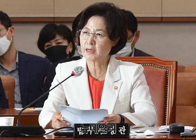 ▲ 추미애 법무부 장관이 29일 오전 국회에서 열린 법제사법위원회 전체회의에 참석해 의원들의 질문에 답하고 있다. ⓒ권창회 기자