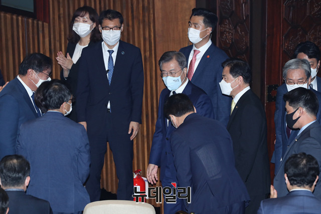 ▲ 고(故) 박원순 전 서울시장의 성추행 의혹과 뉴질랜드 외교관 성추행 의혹이 연달아 불거지면서 문재인 정부와 더불어민주당의 대처가 도마 위에 올랐다. 사진은 지난 16일 국호 본회의장에서 더불어민주당 의원들과 인사 중인 문재인 대통령의 모습. ⓒ뉴데일리 DB