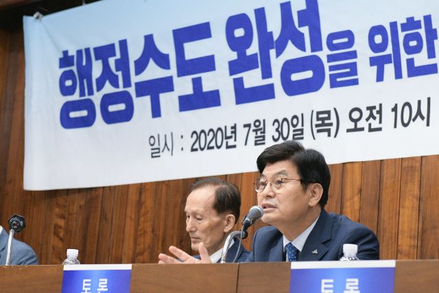 ▲ 이춘희 세종시장이 30일 서울 국회도서관에서 열린 ‘행정수도 완성을 위한 국회 대토론회’에서 “행정수도 완성은 지역의 문제가 아닌 국가 균형발전을 위한 시대적 소명”이라고 밝히고 있다.ⓒ세종시