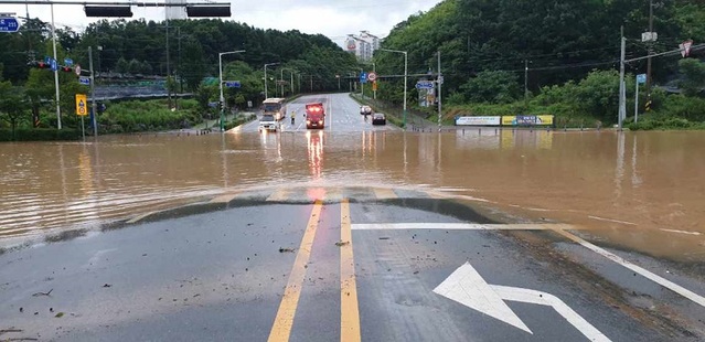 ▲ 30일 충남 계룡시 도로에 집중호우로 인해 도로가 침수되면서 차량 통행이 통제되고 있다.ⓒ충납소방본부