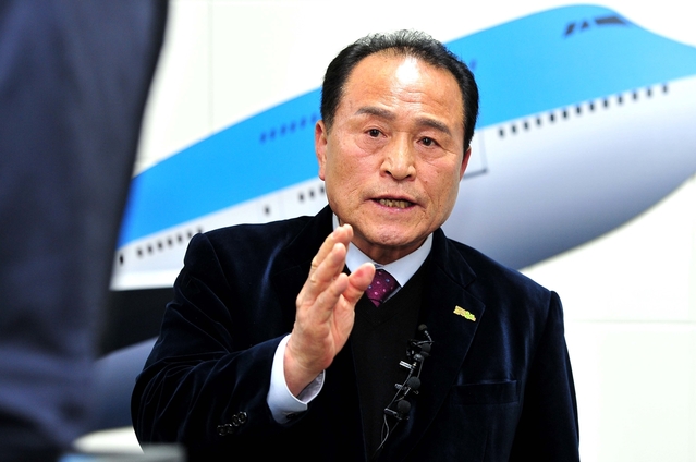 ▲ 김영만 군위군수가 30일 권영진 시장, 이철우 지사와 만나 민항터미널, 군 영외관사 군위 배치 등 전제조건을 달고 공동후보지 신청을 하겠다고 말했다.ⓒ군위군