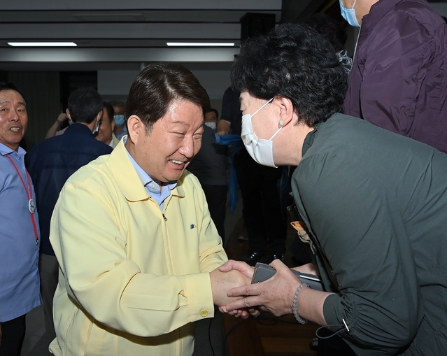 ▲ 권영진 시장이 합의 발표 후 군위군민과 만나 반갑게 인사를 하고 있다.ⓒ대구시