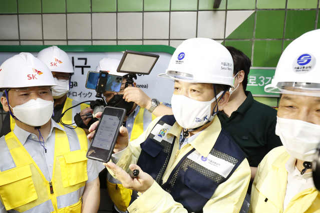 ▲ 장석영(가운데) 과기젙오부 2차관이 5G 다운로드 속도 측정결과를 확인하고 있다. ⓒ과기정통부