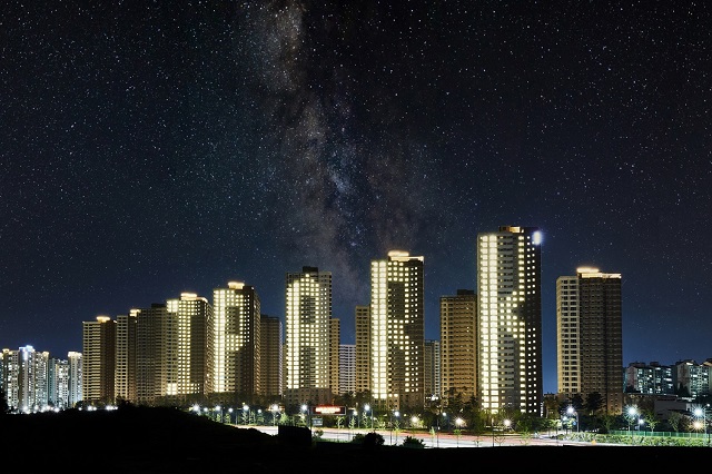 ▲ 경기 파주 '운정신도시 아이파크'에 스마트 LED 원격 제어 시스템으로 조명을 밝힌 모습.ⓒHDC현대산업개발