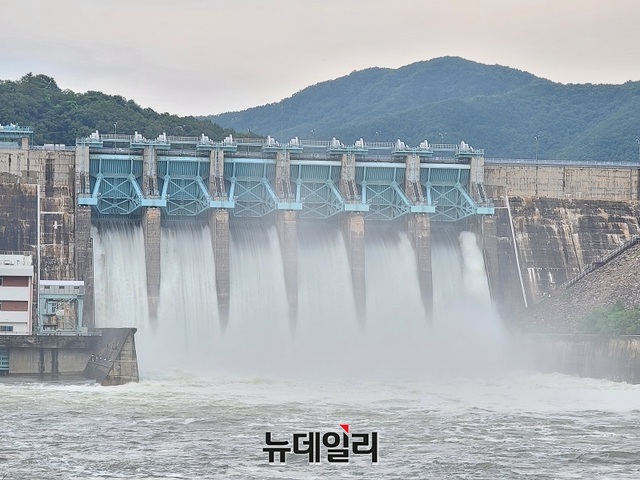 ▲ 한국수자원공사 대청지사가 30일 오후 11시 30분부터 대청댐 수문 6개를 열고 초당 2500톤의 물을 방류하기 시작했다. 31일 오전 수문 6개에서 대청댐 물이 방류되고 있는 모습이다.ⓒ김정원