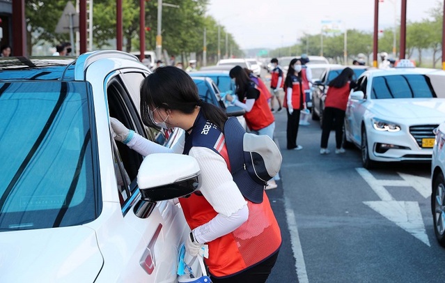 ▲ 충남도 방역요원이 대천에서 승용차에 타고 있는 관광객을 대상으로 코로나19 발열체크를 하고 있다.ⓒ충남도