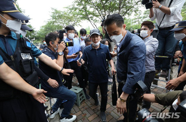 ▲ 지난 6월 25일 압수수색 당하는 사무실로 들어서는 박상학 자유북한운동연합 대표. ⓒ뉴시스. 무단전재 및 재배포 금지.