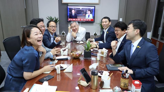 ▲ 황운하 더불어민주당 의원이 30일 국회의원 검찰개혁 공부모임인 '처럼회'에서 열린민주당 최강욱 대표와 민주당 박주민·이재정·김남국·김용민·김승원 의원과 사진을 찍으며 활짝 웃고 있다. 최 대표 뒤 TV 화면에는 