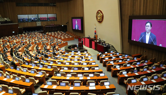 ▲ 김종민 더불어민주당 의원이 30일 서울 여의도 국회에서 열린 본회의에서 5분 발언을 하고 있다. 미래통합당 의원들은 본회의 강행에 항의하며 퇴장해 통합당 의원 자리가 텅 비어있다. ⓒ뉴시스