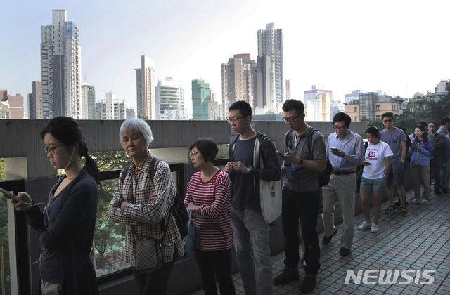 ▲ 지난해 11월 구의회 선거 당시 투표하기 위해 줄을 선 홍콩 시민들. 이날 선거에서는 민주파가 압승했다. ⓒ뉴시스 AP. 무단전재 및 재배포 금지.