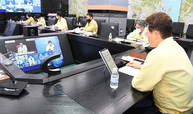 ▲ 이철우 경북도지사가 31일 각 부처 장관, 시·도지사가 참석한 가운데 국무총리 주재로 열린 코로나19 대응 중앙재난안전대책본부 영상회의에서 통합신공항 이전지 결정에 적극 지원해준 중앙부처에 감사표시를 하고 있다.ⓒ경북도